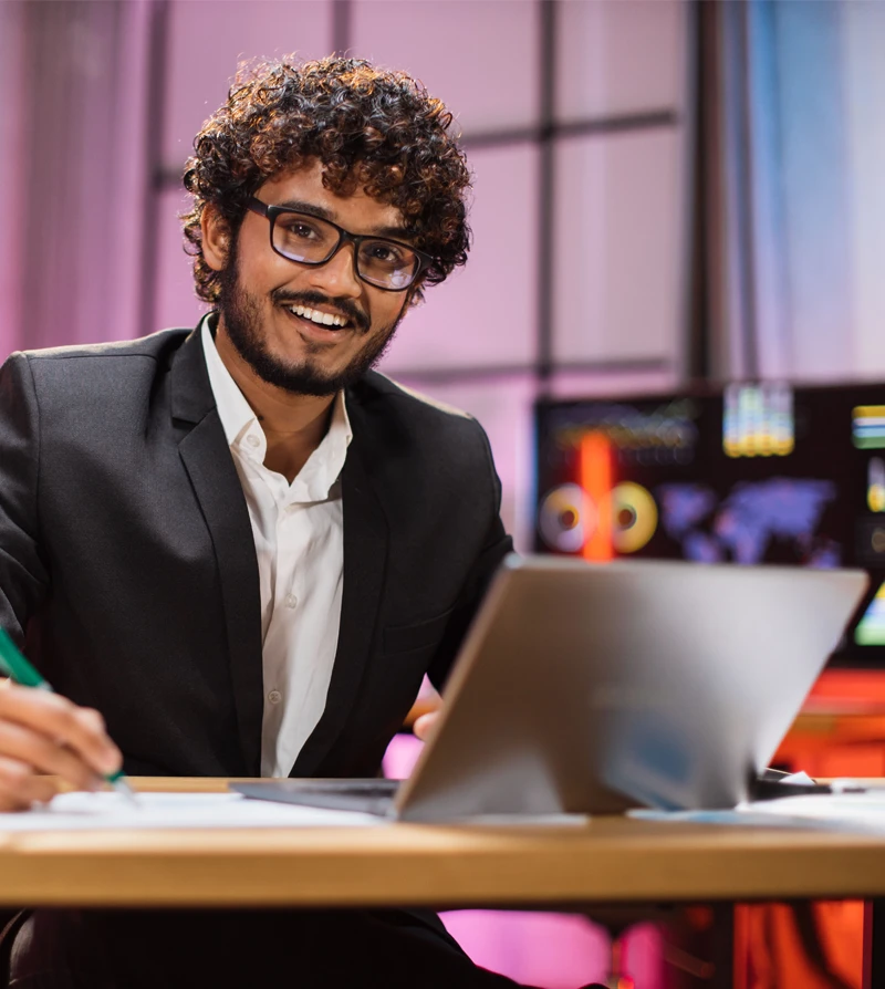 desk-creative-content-writer-working